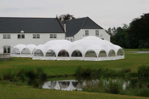 Teltudlejning med stil, borde inde i telt- www.aamands.dk